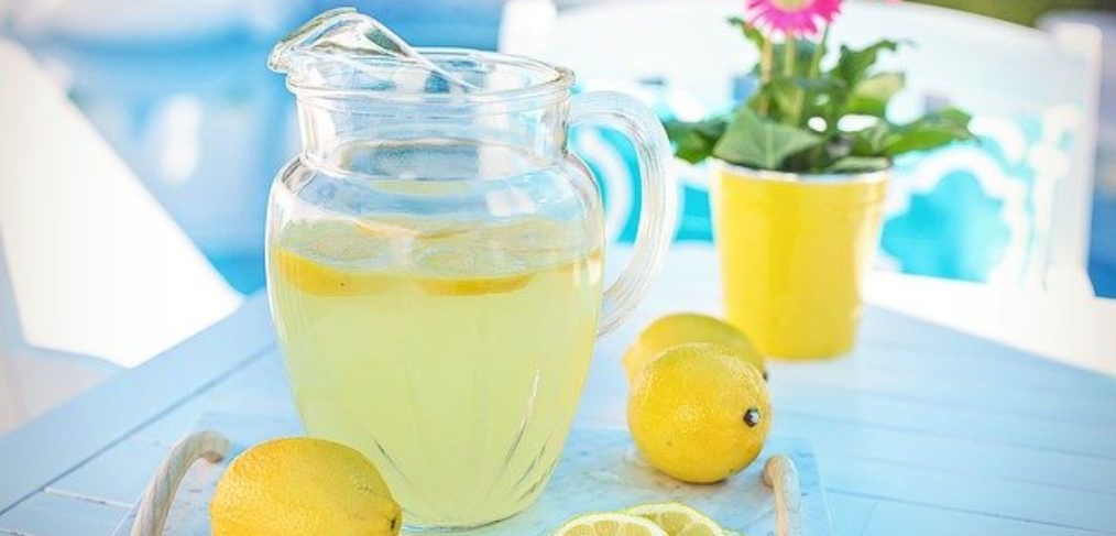 Fruity low-sugar lemonade as a thirst quencher